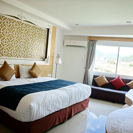 Triple Three Patong Hotel Екстериор снимка