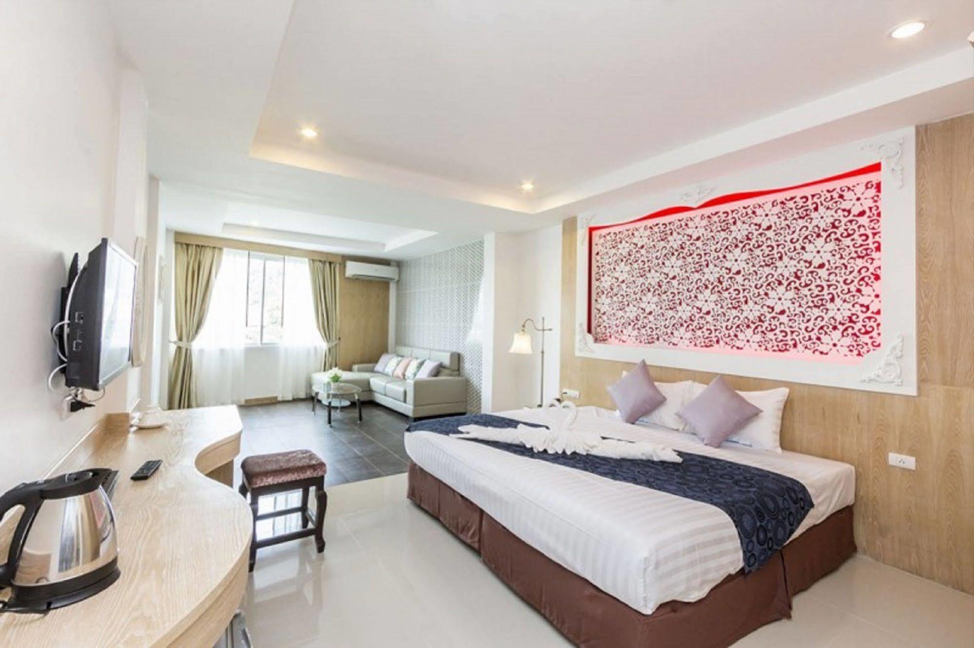 Triple Three Patong Hotel Екстериор снимка