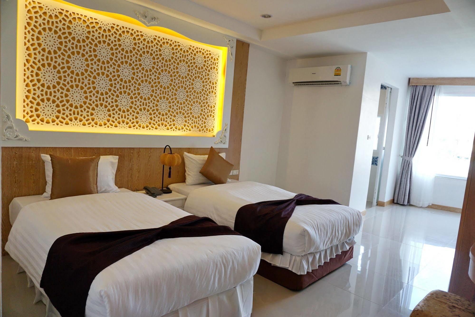 Triple Three Patong Hotel Екстериор снимка