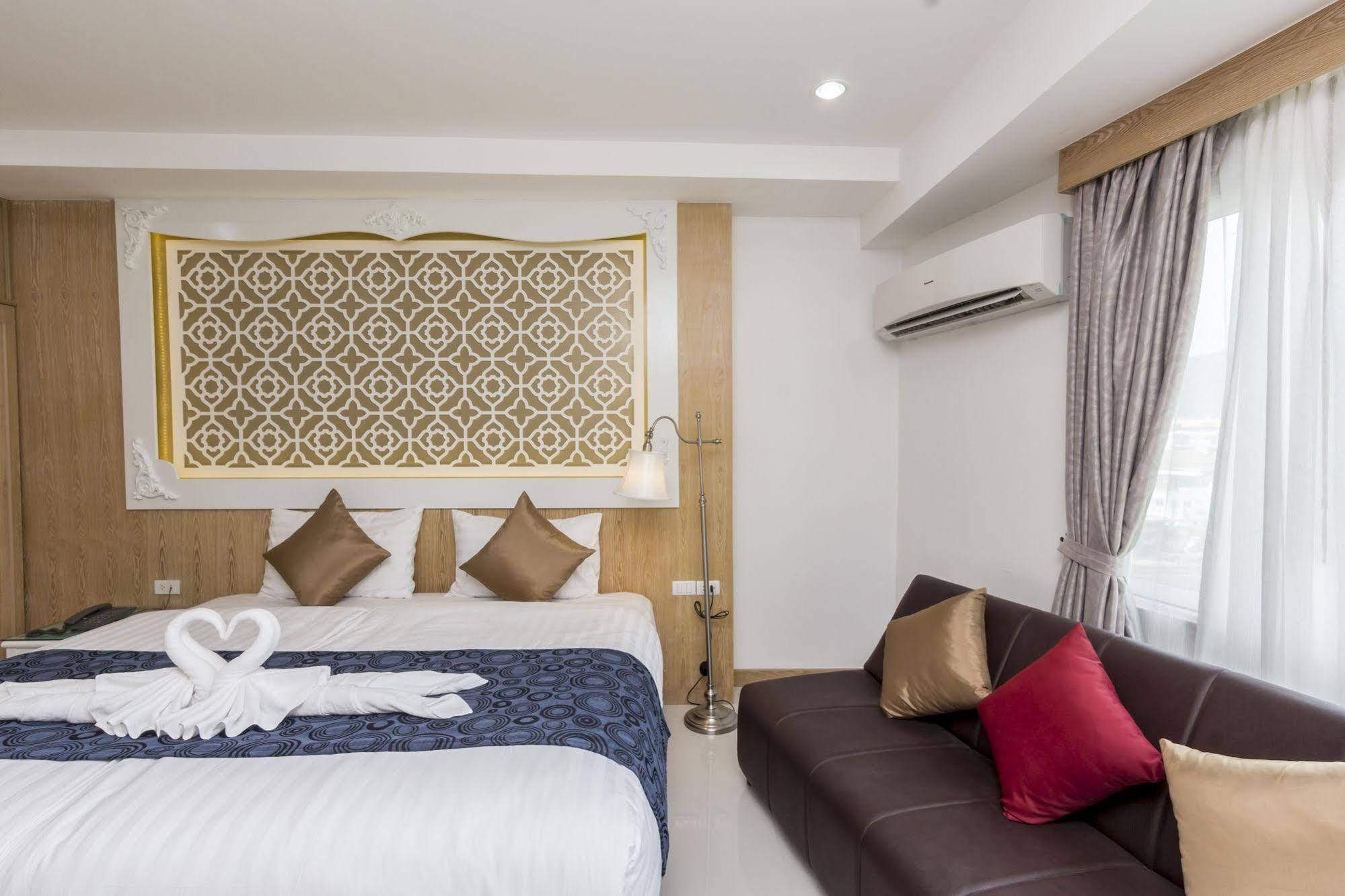 Triple Three Patong Hotel Екстериор снимка