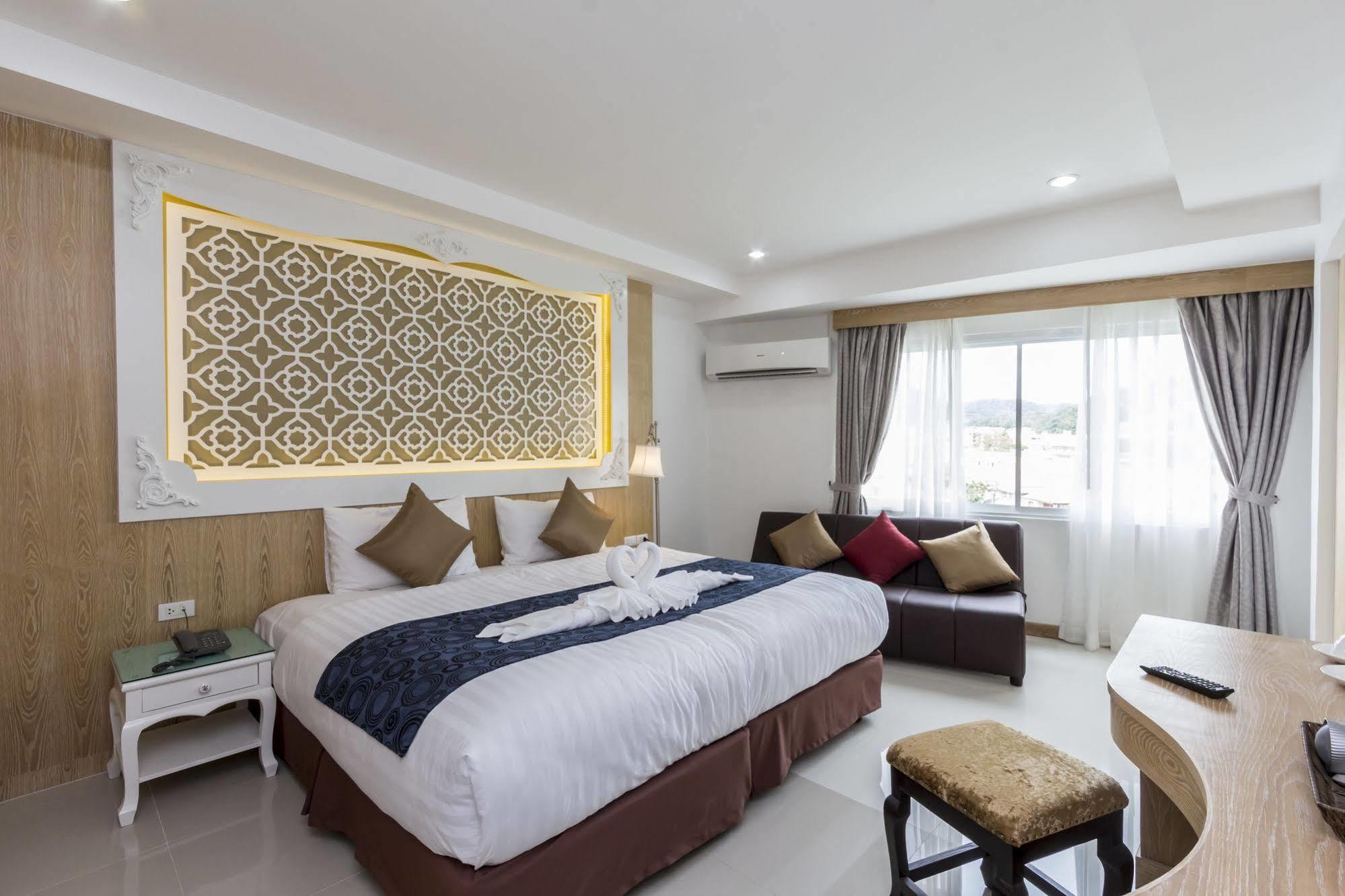 Triple Three Patong Hotel Екстериор снимка